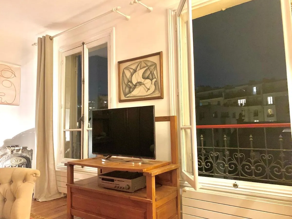 Love Nest In Paris Apartment